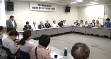 「朝日新聞 集団訴訟」控訴審・第2回口頭弁論 閉廷後の報告会の様子。