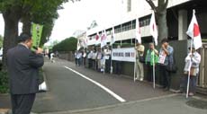 「朝日新聞 集団訴訟」控訴審・判決の開廷前に行われた街頭演説の様子。